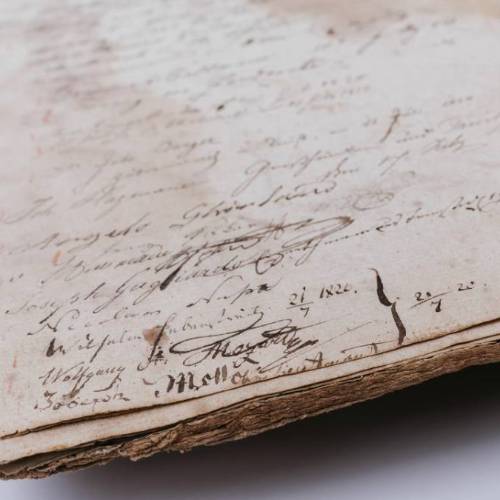 往昔岁月的“涂鸦” | 波斯托伊纳溶洞第一本游客留言簿首次展出